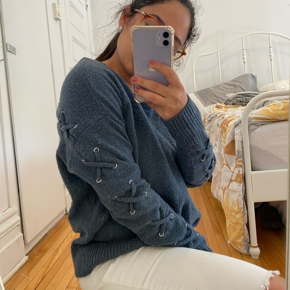 Garage sweater with the cutest black detail - Picture 2 of 3